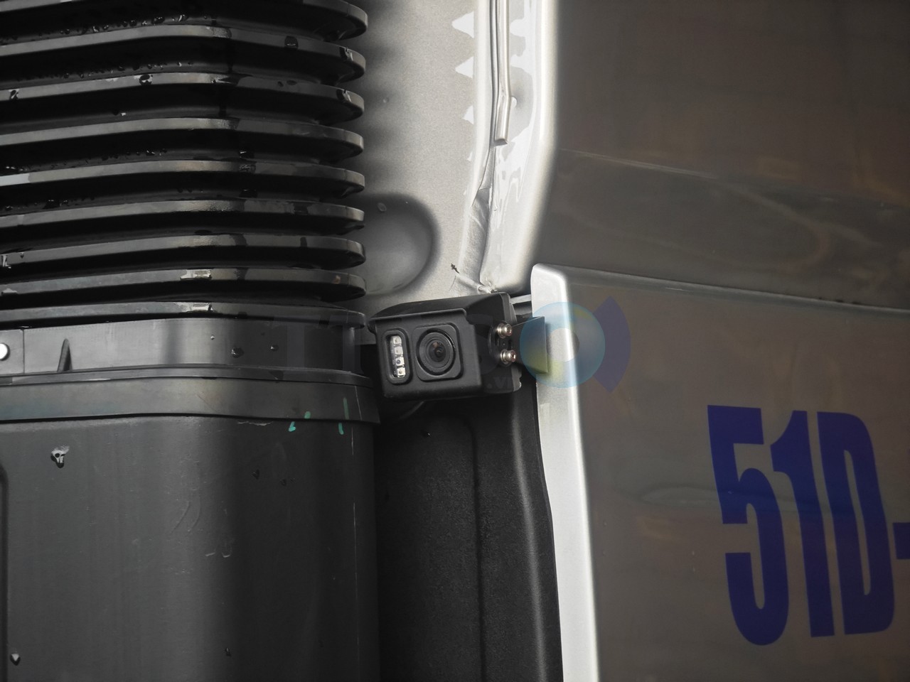 Camera ô tô nhỏ gắn bên thân xe, có ống kính và đèn LED hỗ trợ quan sát ban đêm
